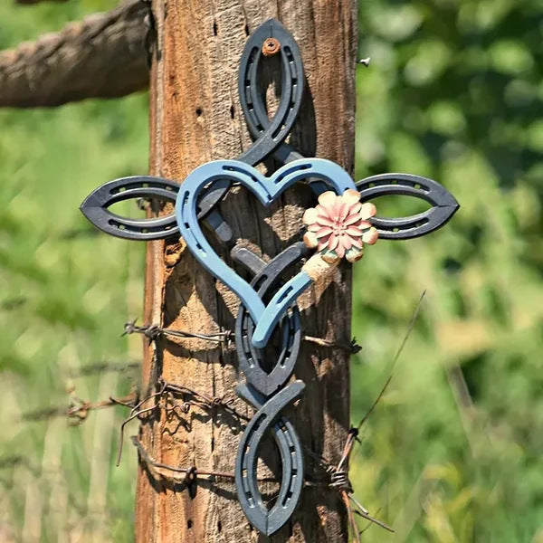 Natürliches Hufeisenkreuz mit Herz