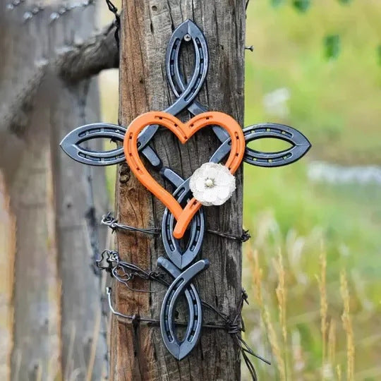 Natürliches Hufeisenkreuz mit Herz