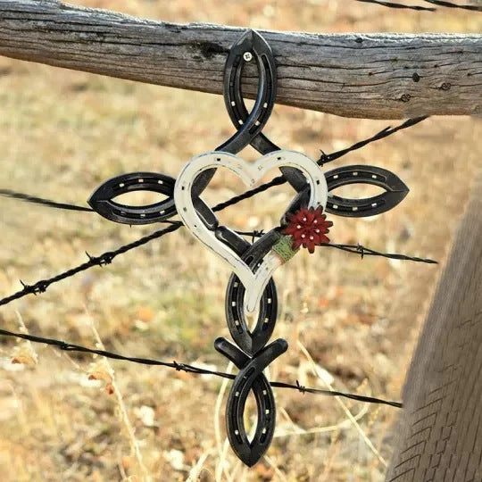 Natürliches Hufeisenkreuz mit Herz