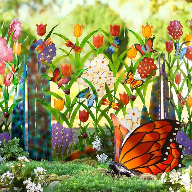 Bunter dreiteiliger Gartenparavent aus Metall mit Schmetterlings- und Blumenmotiv