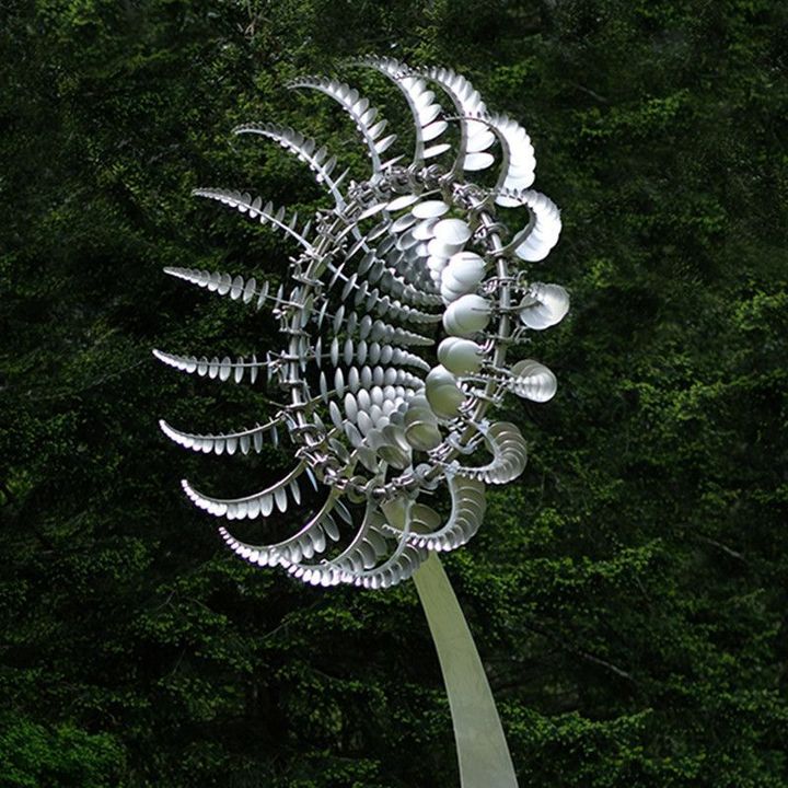 Einzigartiges und magisches Windrad aus Metall